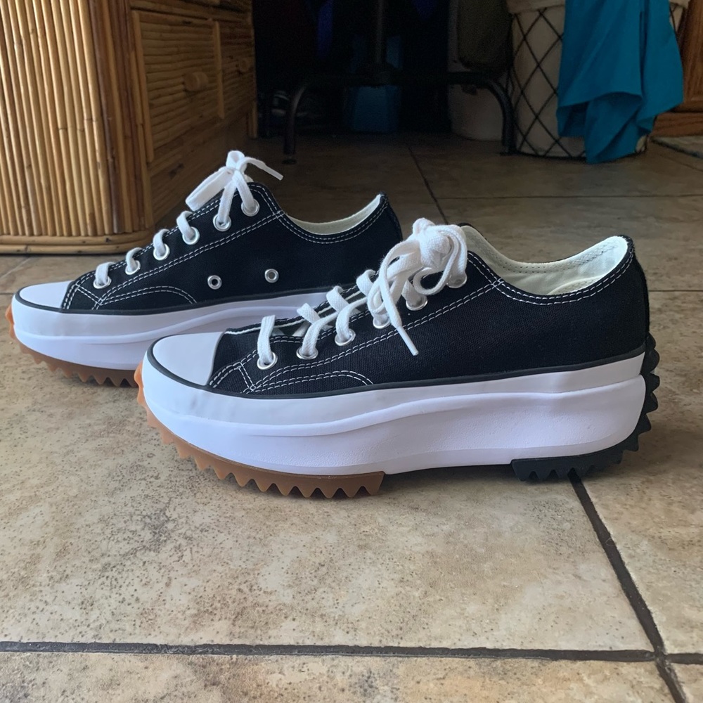 Converse Low Top Run Star Hike Platform in Black (size 8 women’s)
